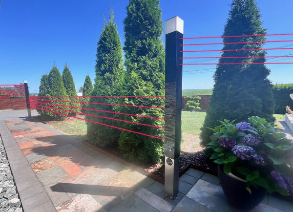 Beispielhafte Darstellung der Infrarot-Überwachungszone mit 5 parallel verlaufenden Lichtschranken.