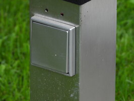 Steckdose in Säule der Außen-Alarmanlage für Zusatzgeräte